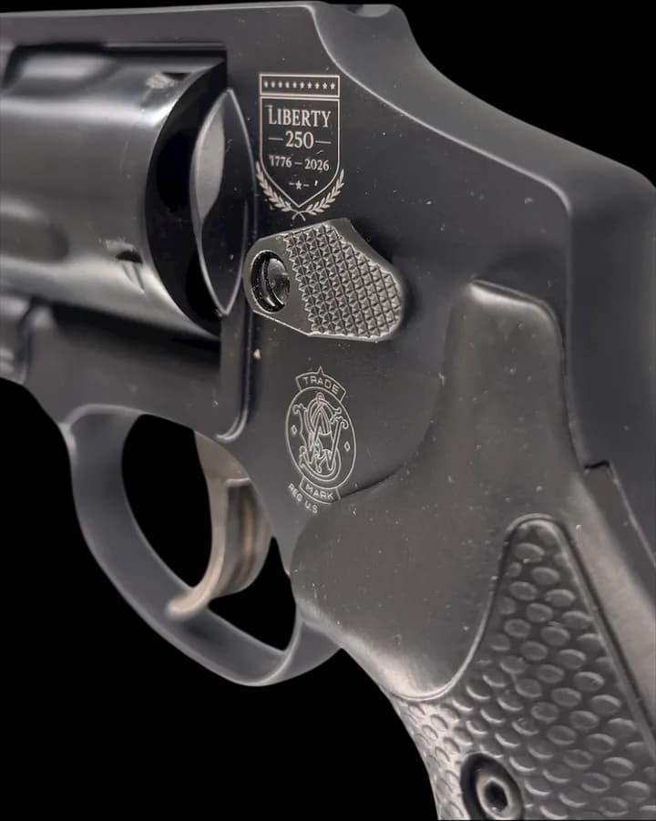 Smith & Wesson Model 442 — image 2